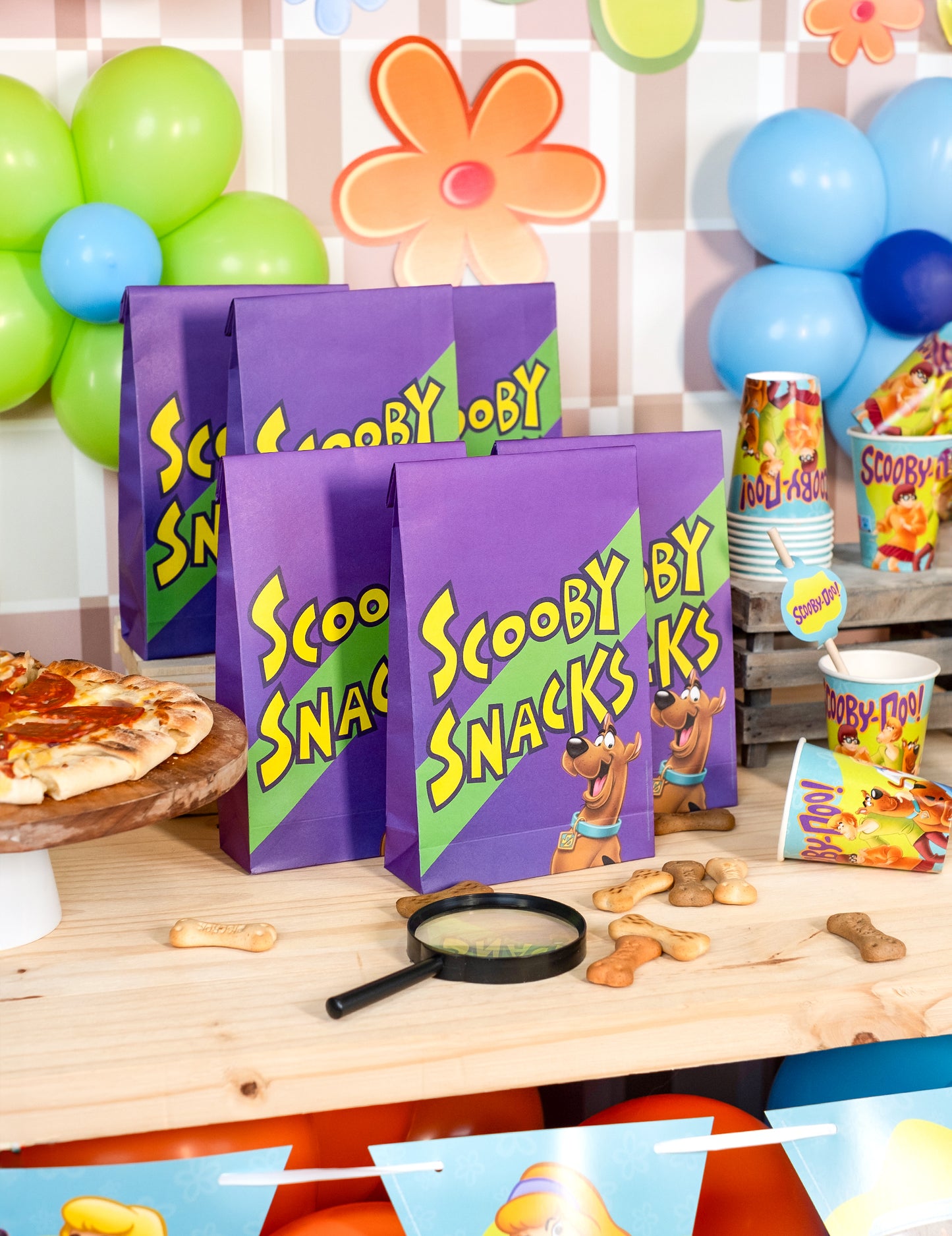 Vue d'ensemble de la décoration de table des sacs cadeaux Scooby-Doo