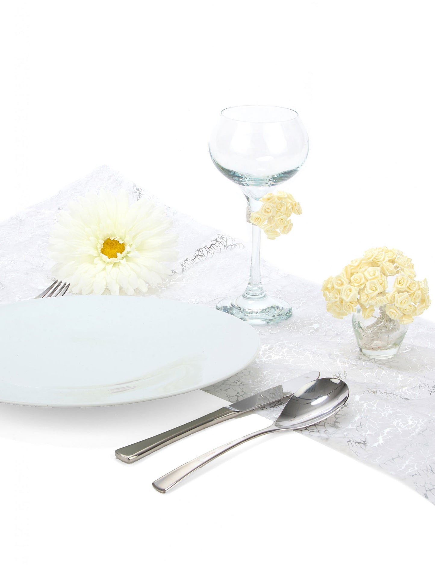 Mise en situation sur une table du Mini roses en satin pour mariage