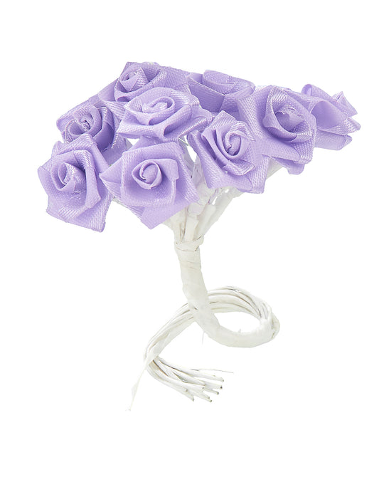 Vue d'ensemble du bouquet de mini roses en satin pour décoration de mariage parme