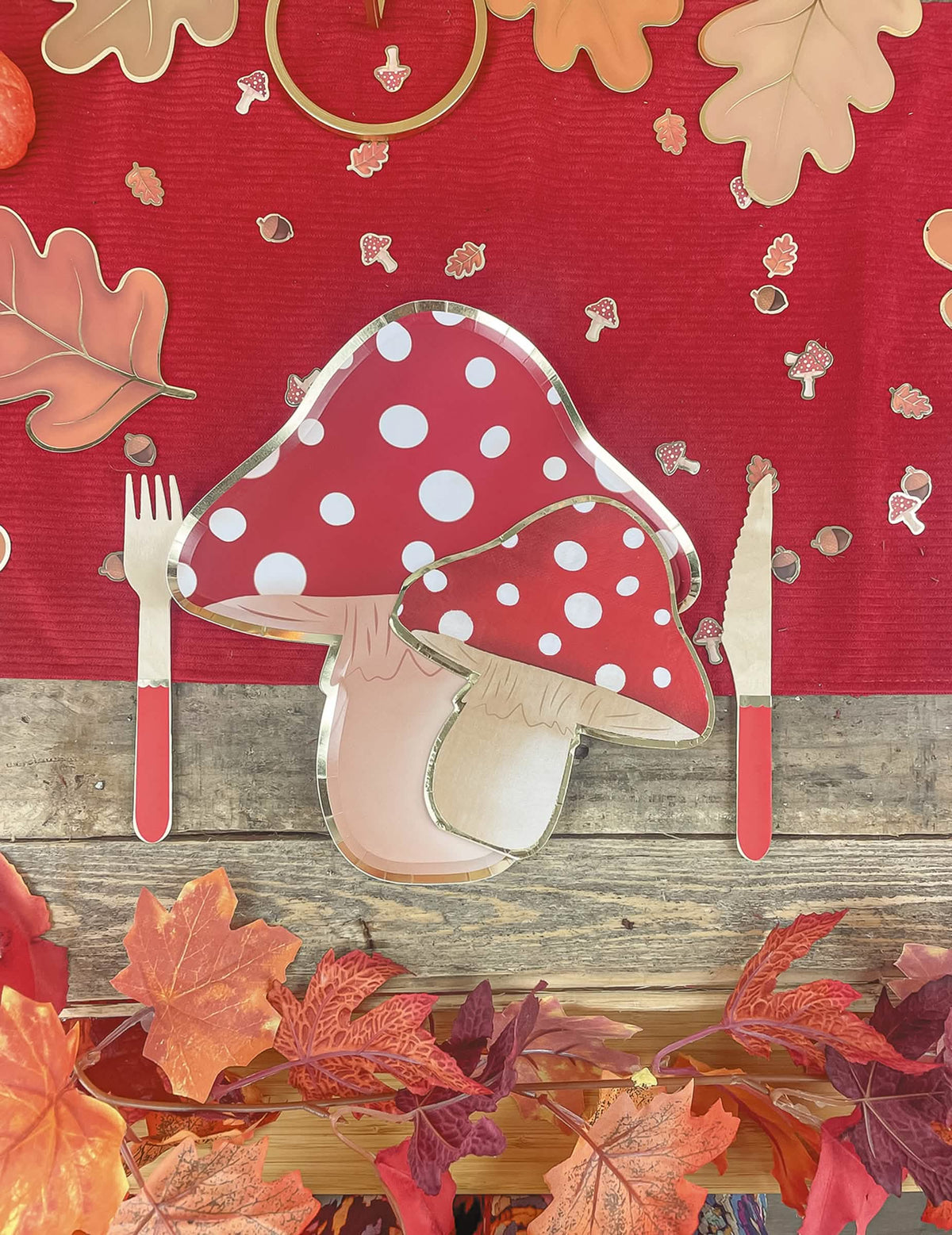 Vue d'ensemble avec couverts des assiettes en carton champignon rouge et blanc à pois