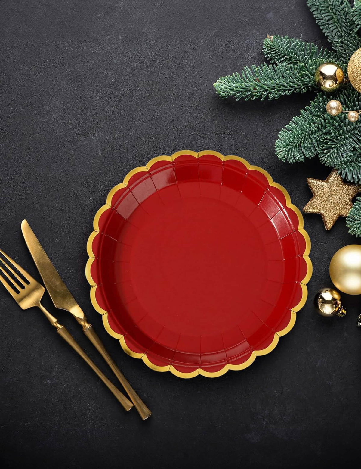 Mise en scène avec couverts et décorations des assiettes festonnées en carton pour Noël