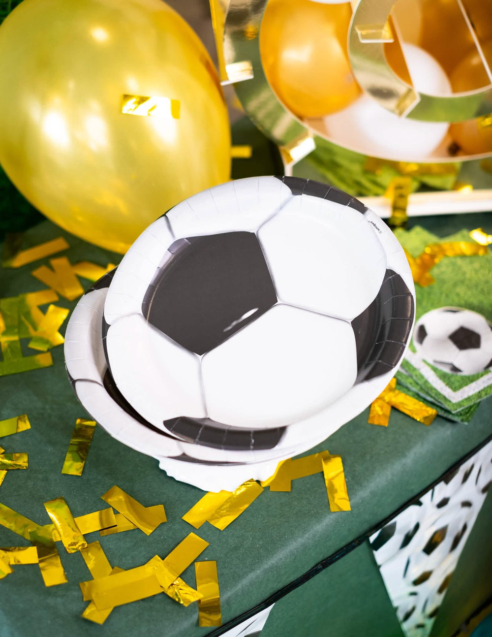 Mise en situation sur une table de fête des assiettes en carton foot