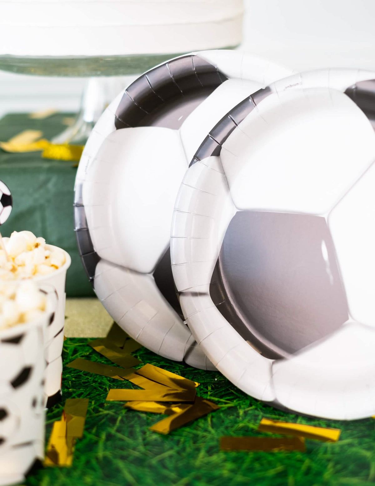 Gros plan sur le motif des assiettes en carton foot