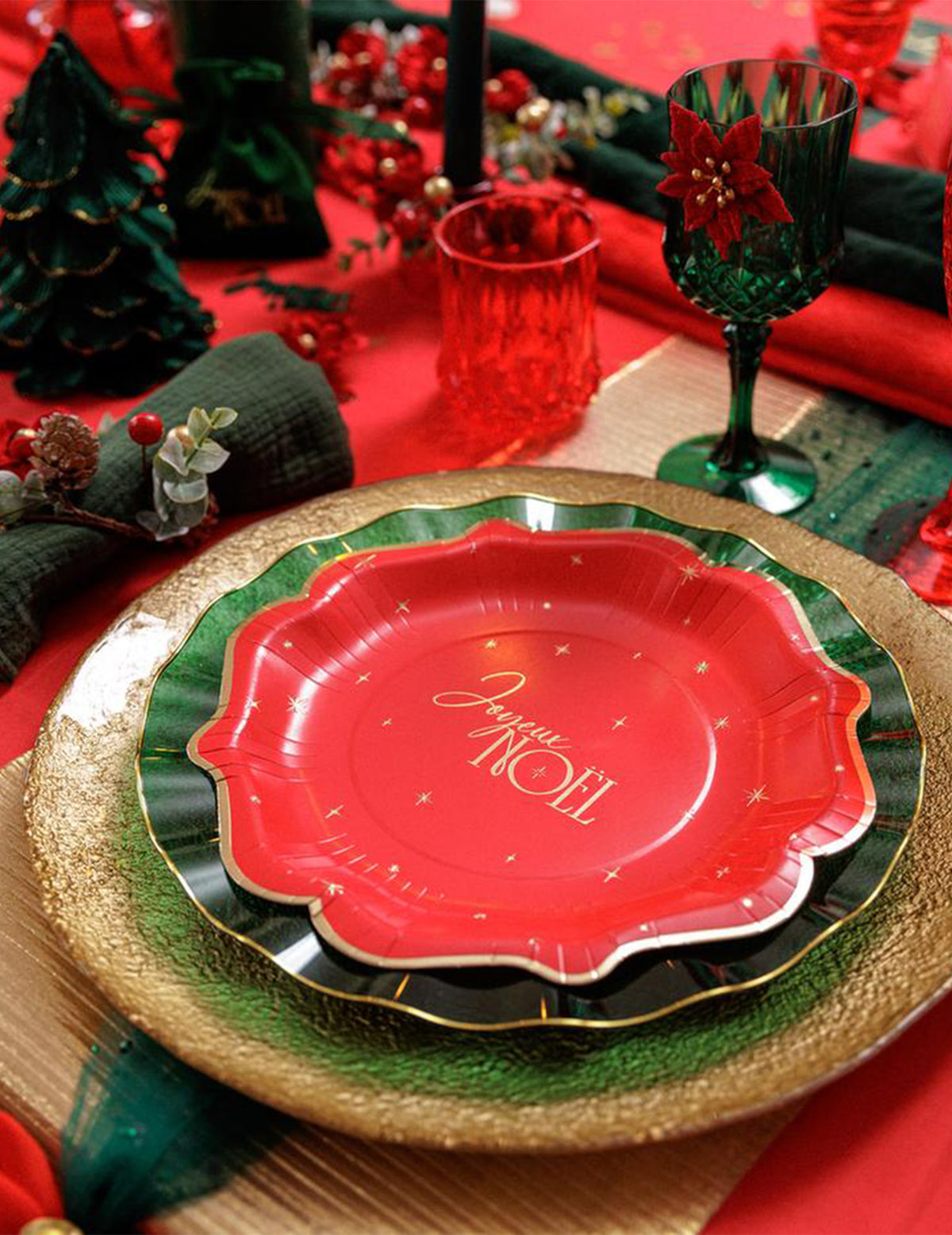 8 borden Vrolijk Kerstfeest tijdloos rood en goud 23 cm
