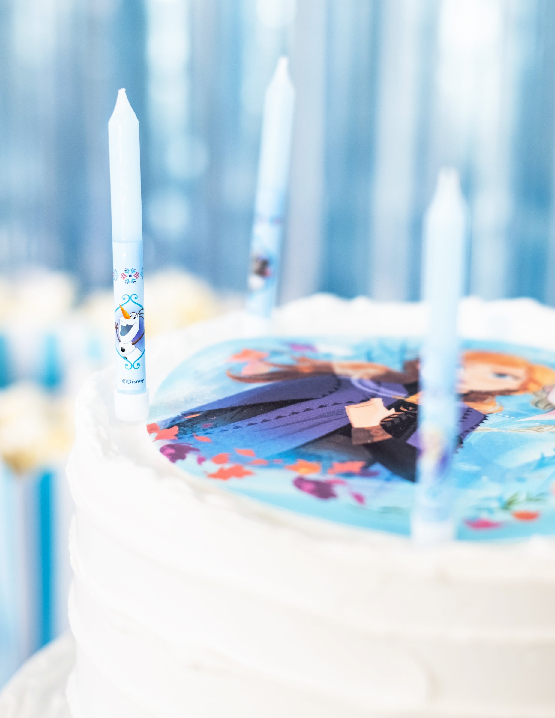 Gros plan sur le portrait d'Olaf des bougies anniversaire La Reine des Neiges