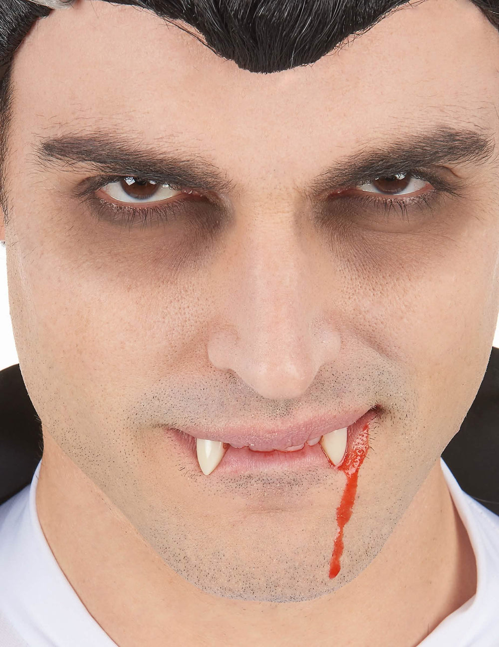 Detail van het bloederige effect op het gezicht van de halloween nep-bloedcapsules