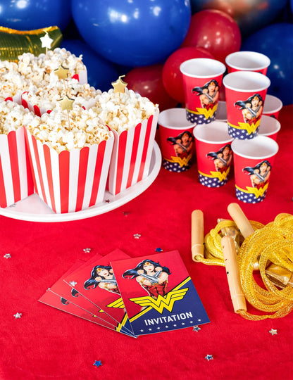 Mise en scène festive des cartes d'invitation avec enveloppes Wonder Woman