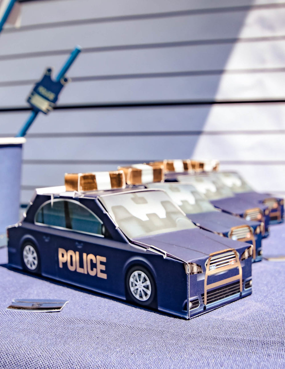 Vue de trois-quarts du contenant voiture de police