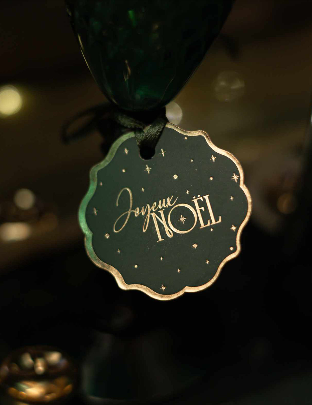 8 tijdloze kerstlabels Vrolijk Kerstfeest Engels groen en goud 4,5 cm