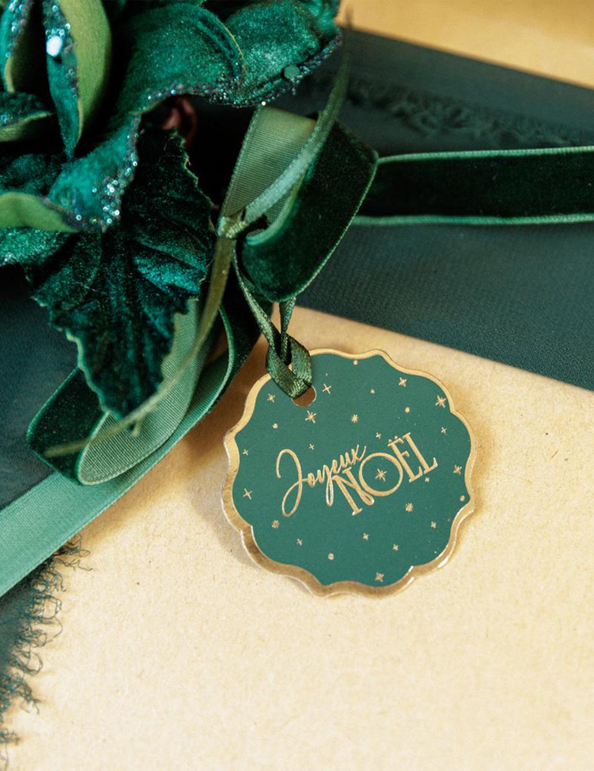 8 tijdloze kerstlabels Vrolijk Kerstfeest Engels groen en goud 4,5 cm