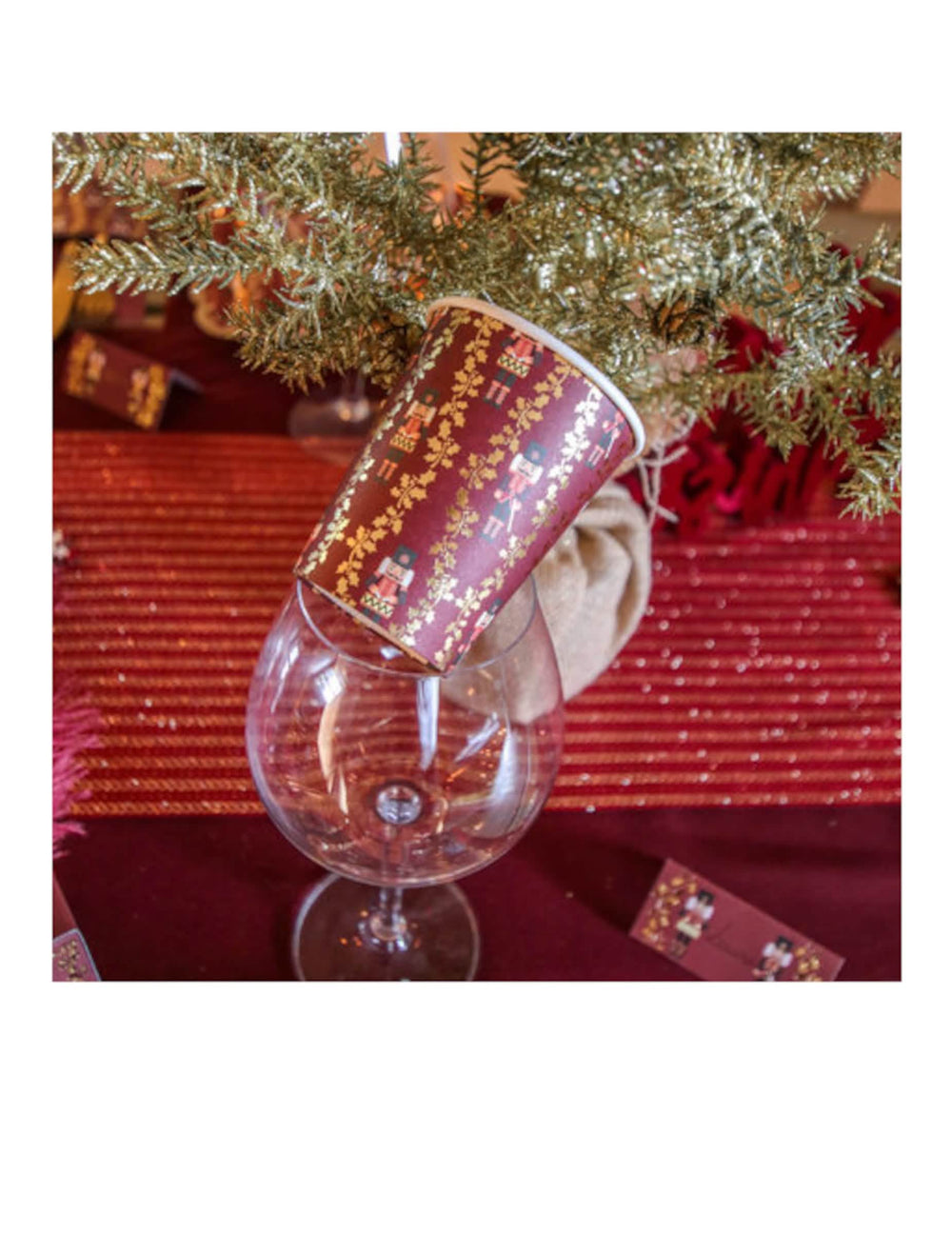 Mise en scène sur table de fête du gobelet casse-noisette festif
