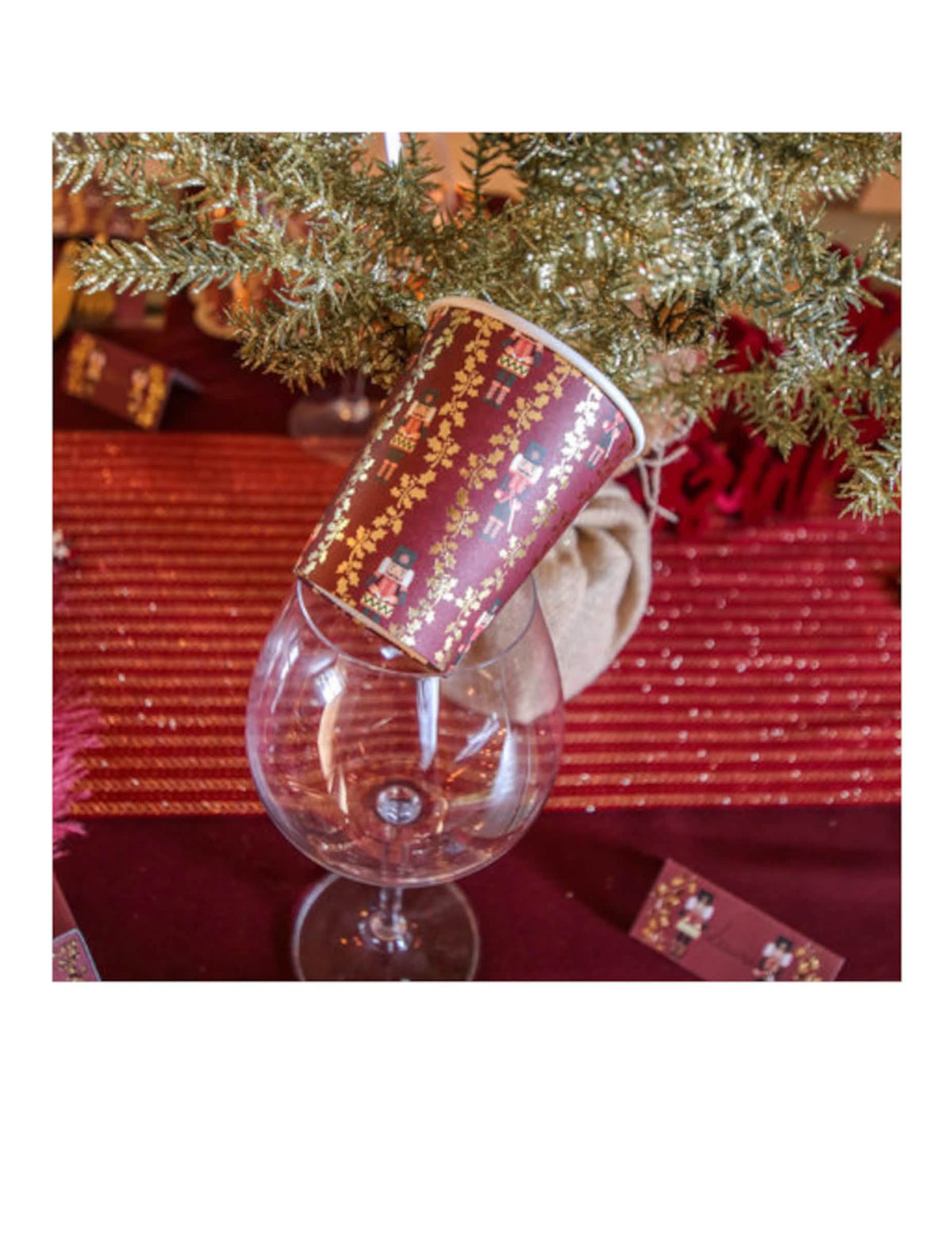 Mise en scène sur table de fête du gobelet casse-noisette festif
