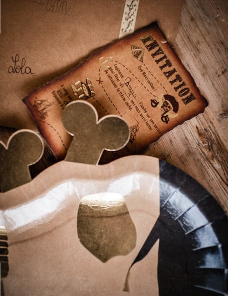 Détail de la carte et de l'enveloppe des invitations avec enveloppes carte au trésor pirate pour anniversaire kraft marron