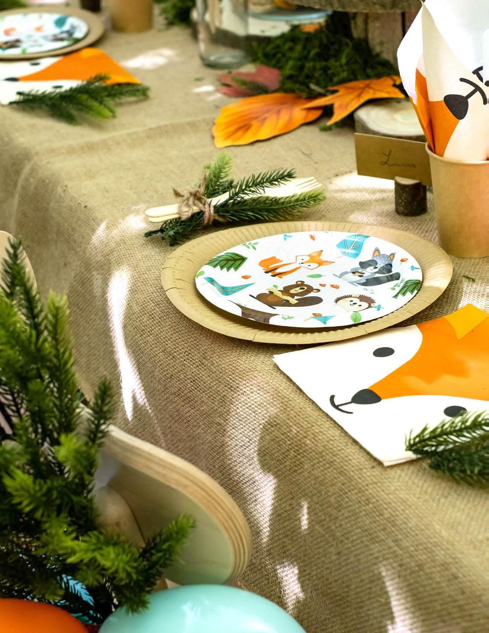 Gros plan sur le dressage de table des petites assiettes en carton animaux de la forêt