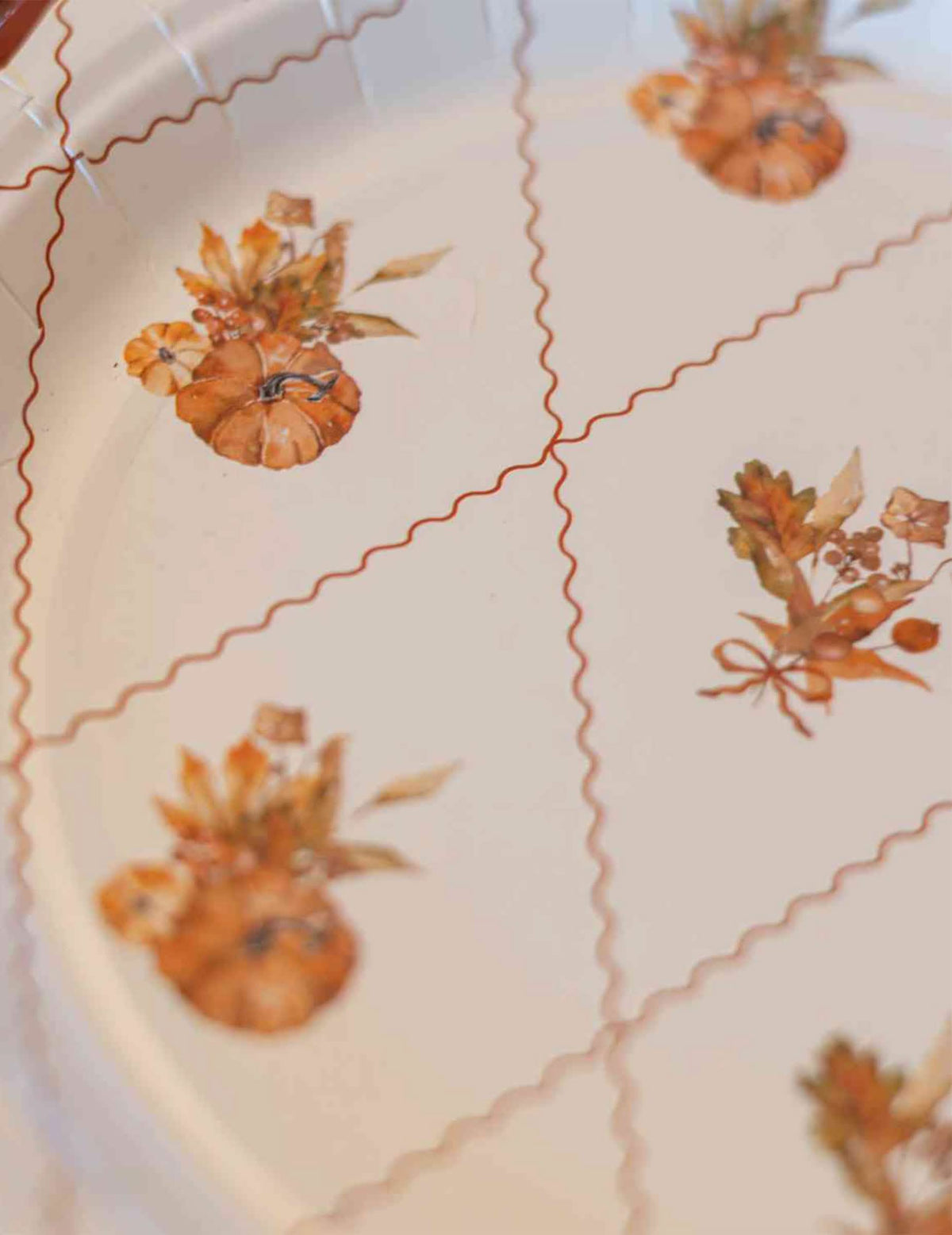 8 petites assiettes Cottage Living en carton crème et auburn 18 cm