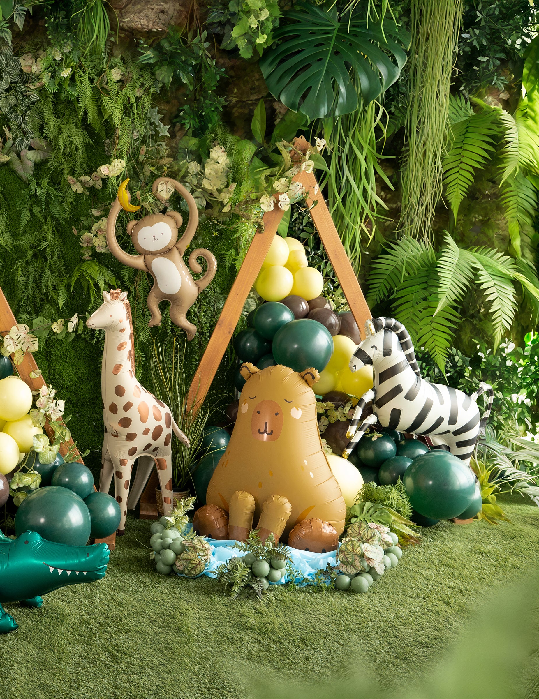 Mise en scène dans un décor de jungle du ballon aluminium Capybara
