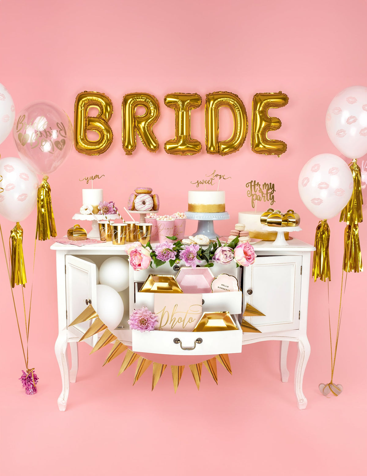 Décoration de candy bar avec le mot BRIDE composé du ballon aluminium lettre doré