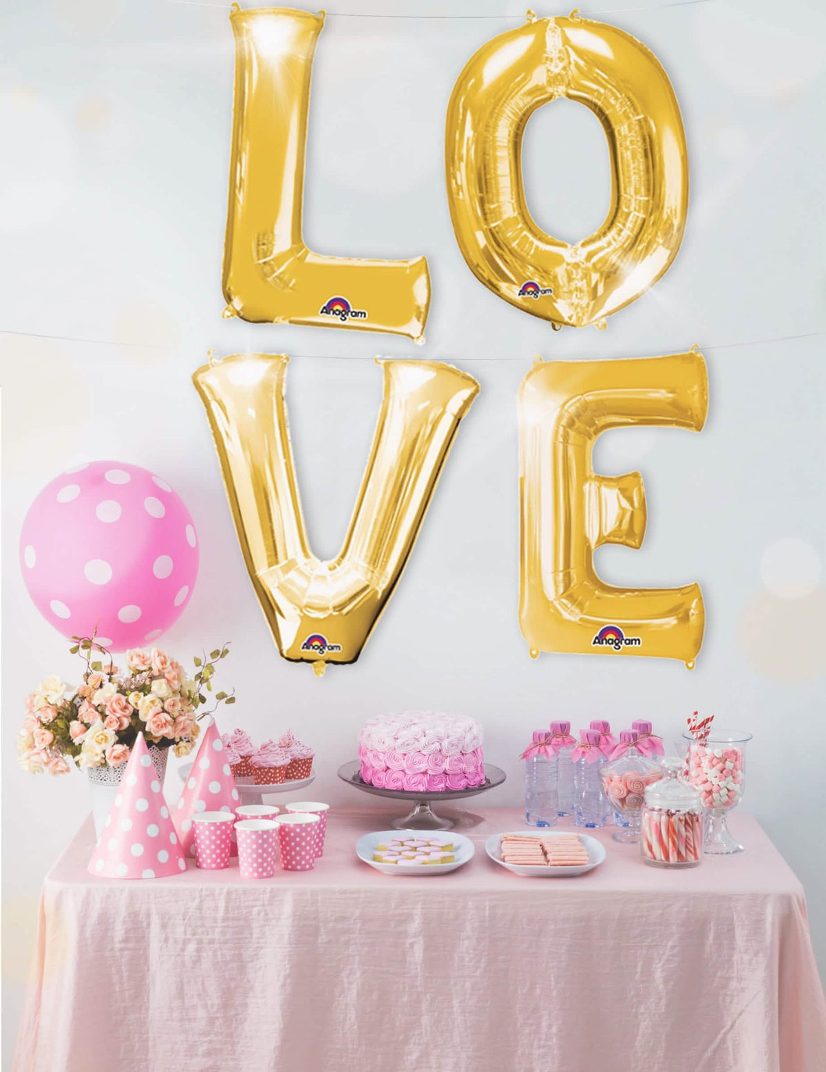 Mise en scène décorative du mot LOVE du ballon aluminium lettre dorée