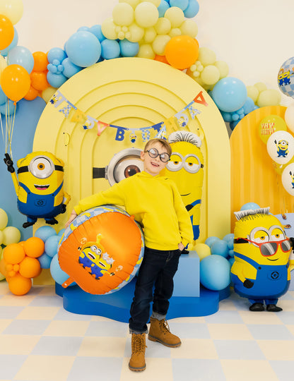Mise en situation avec un enfant du ballon aluminium Mel Minions