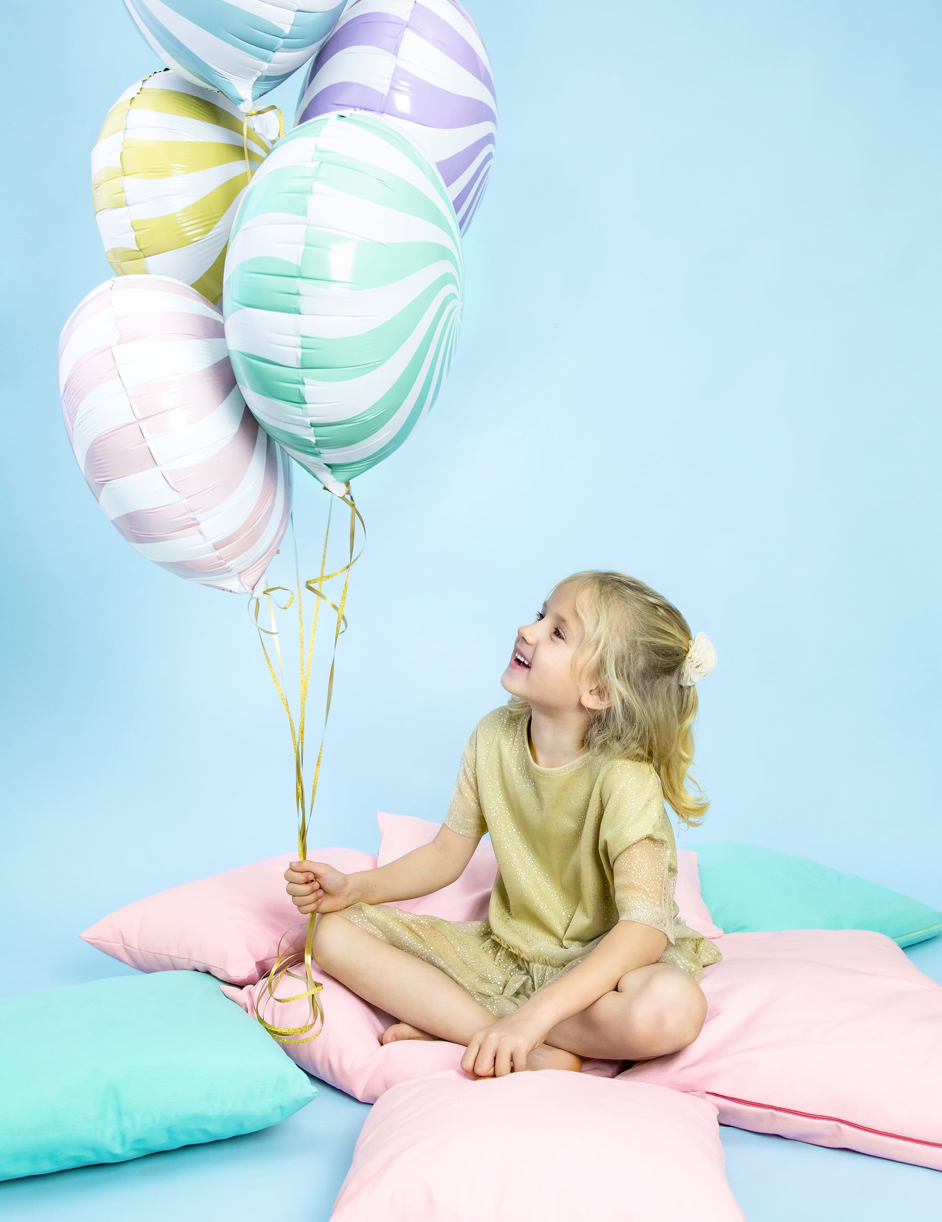 Enfant tenant le bouquet du ballon aluminium sucette pour fête turquoise et blanc