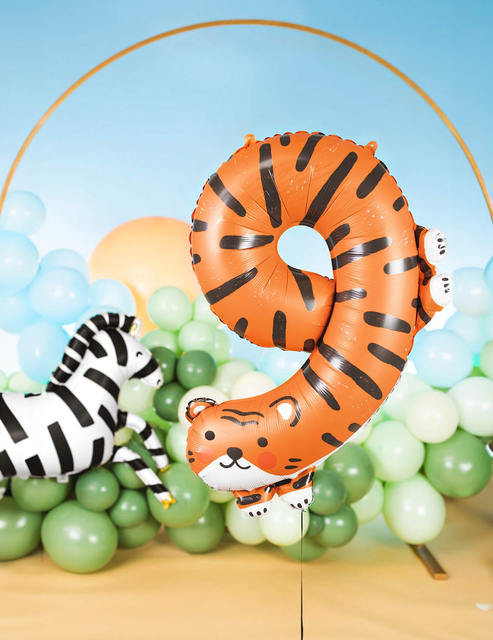 Mise en scène du ballon aluminium tigre chiffre 9
