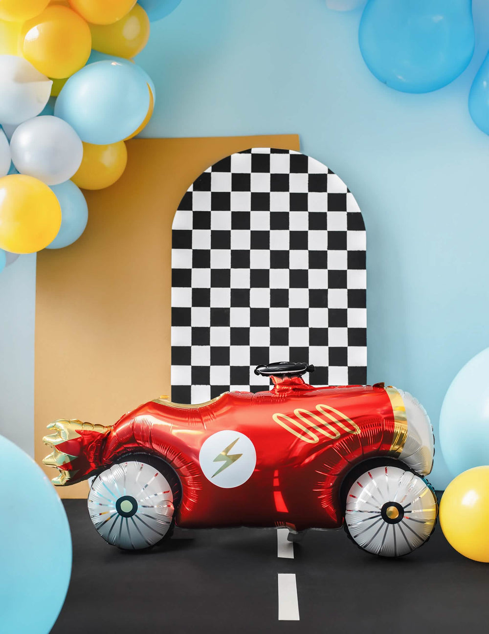 Mise en scène festive du ballon aluminium voiture de course