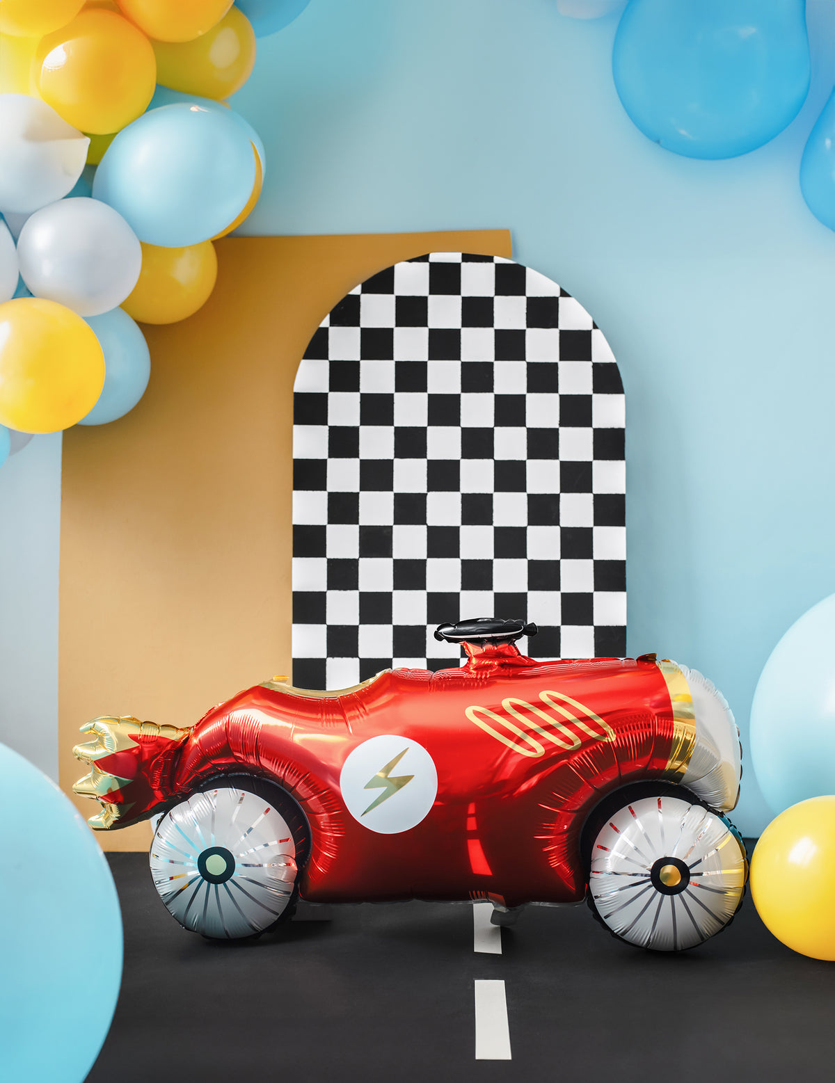 Mise en scène festive du ballon aluminium voiture de course