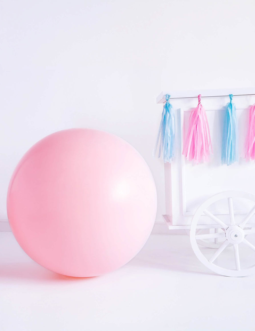 Opstelling van de gigantische latex ballon voor feestdecoratie in roze pastel