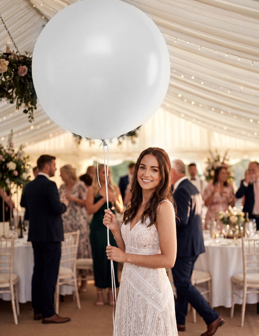 Reusachtige witte ballon