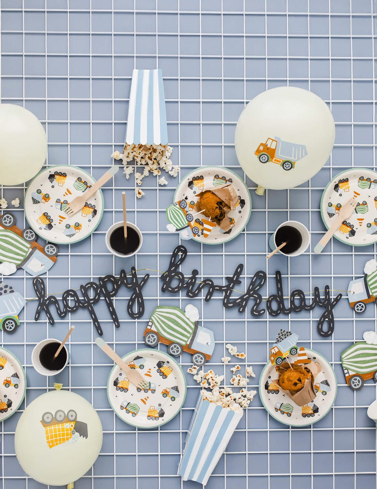 Mise en scène de fête de la bannière Happy Birthday camions de chantier