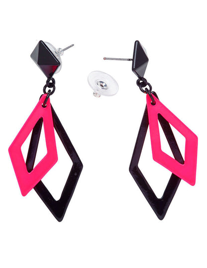 Détail du système d'attache des boucles d'oreilles losange