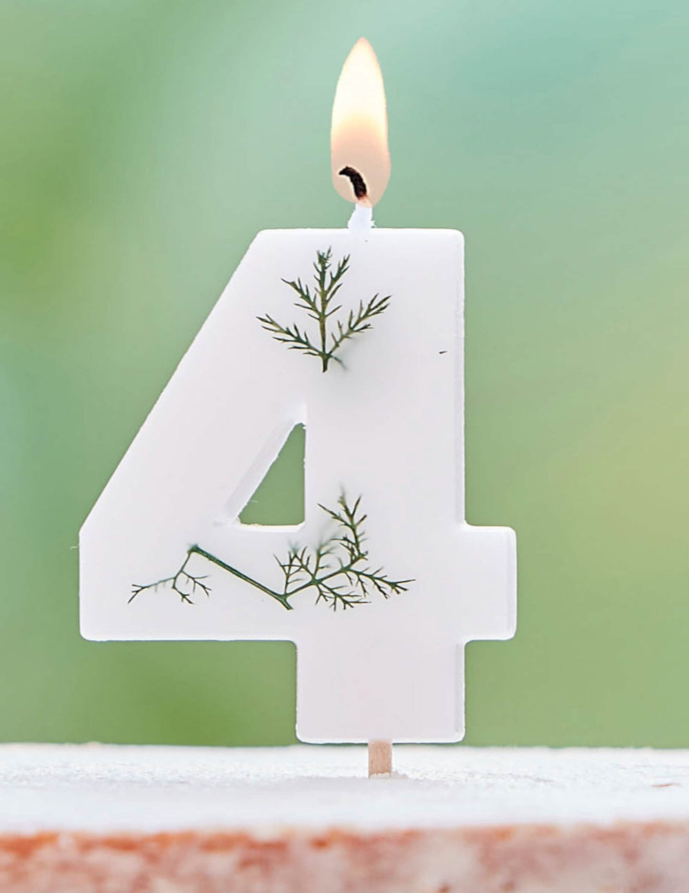Numéro 4 de la bougie chiffre feuilles naturelles pour anniversaire