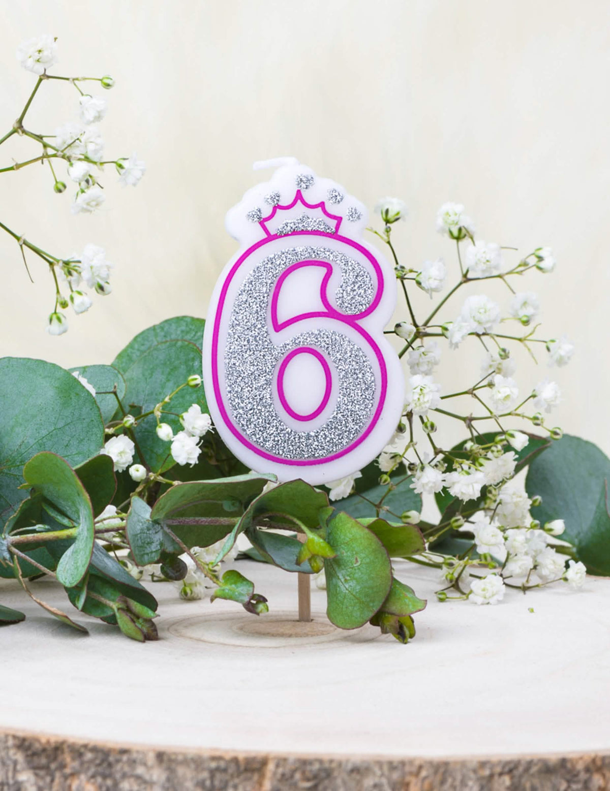 Mise en scène décorative de la bougie d'anniversaire chiffre 6 princesse