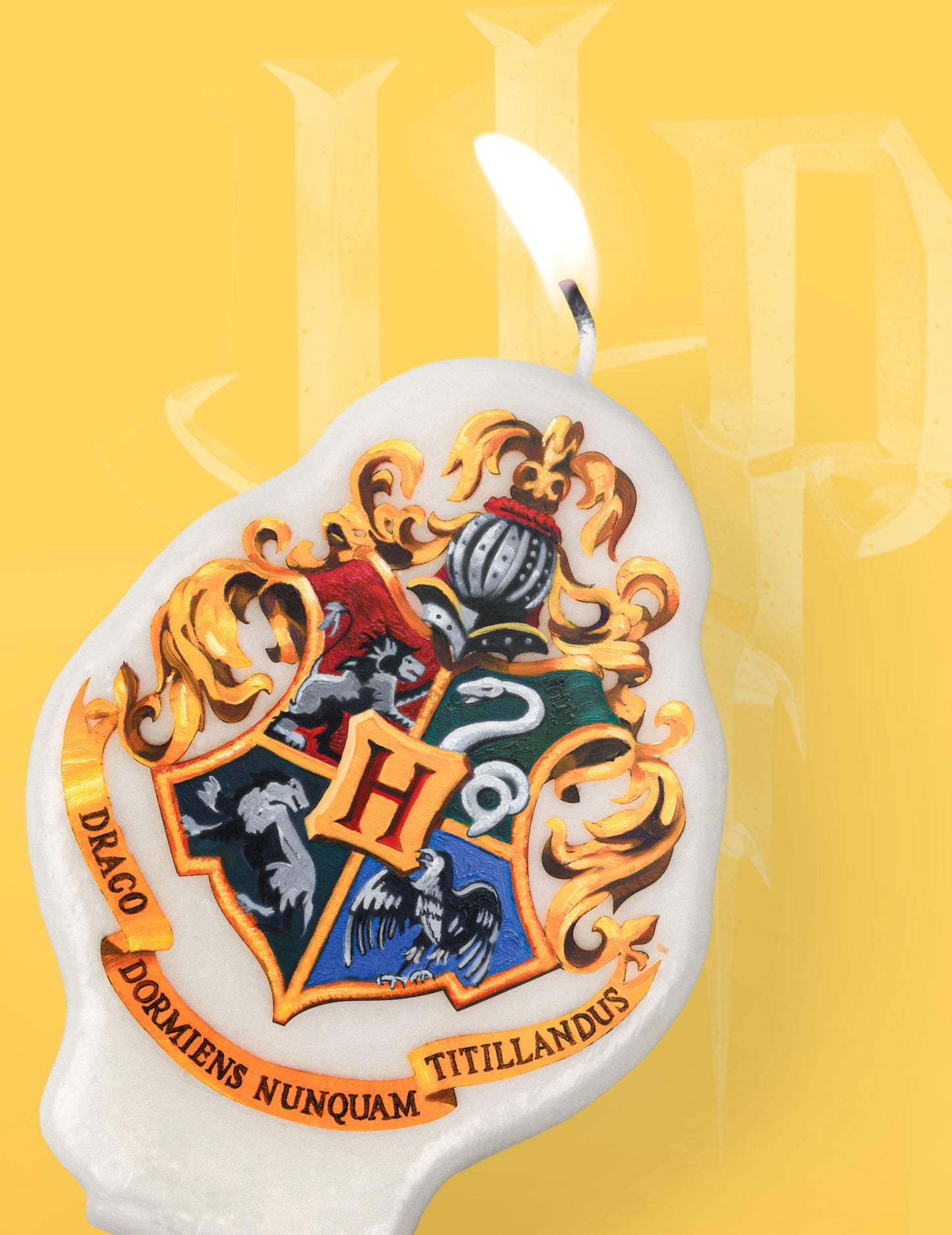 Gros plan sur le blason de Poudlard de la bougie d'anniversaire Harry Potter