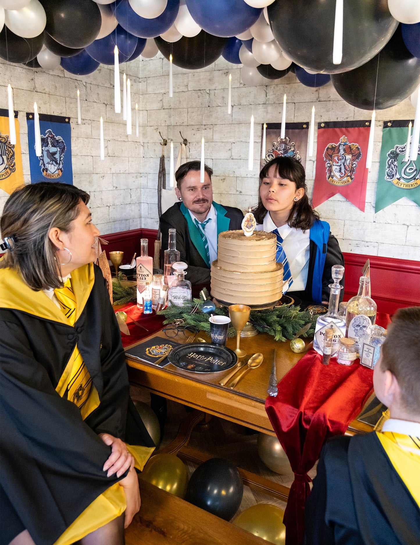 Ambiance de fête d'anniversaire avec la bougie d'anniversaire Harry Potter