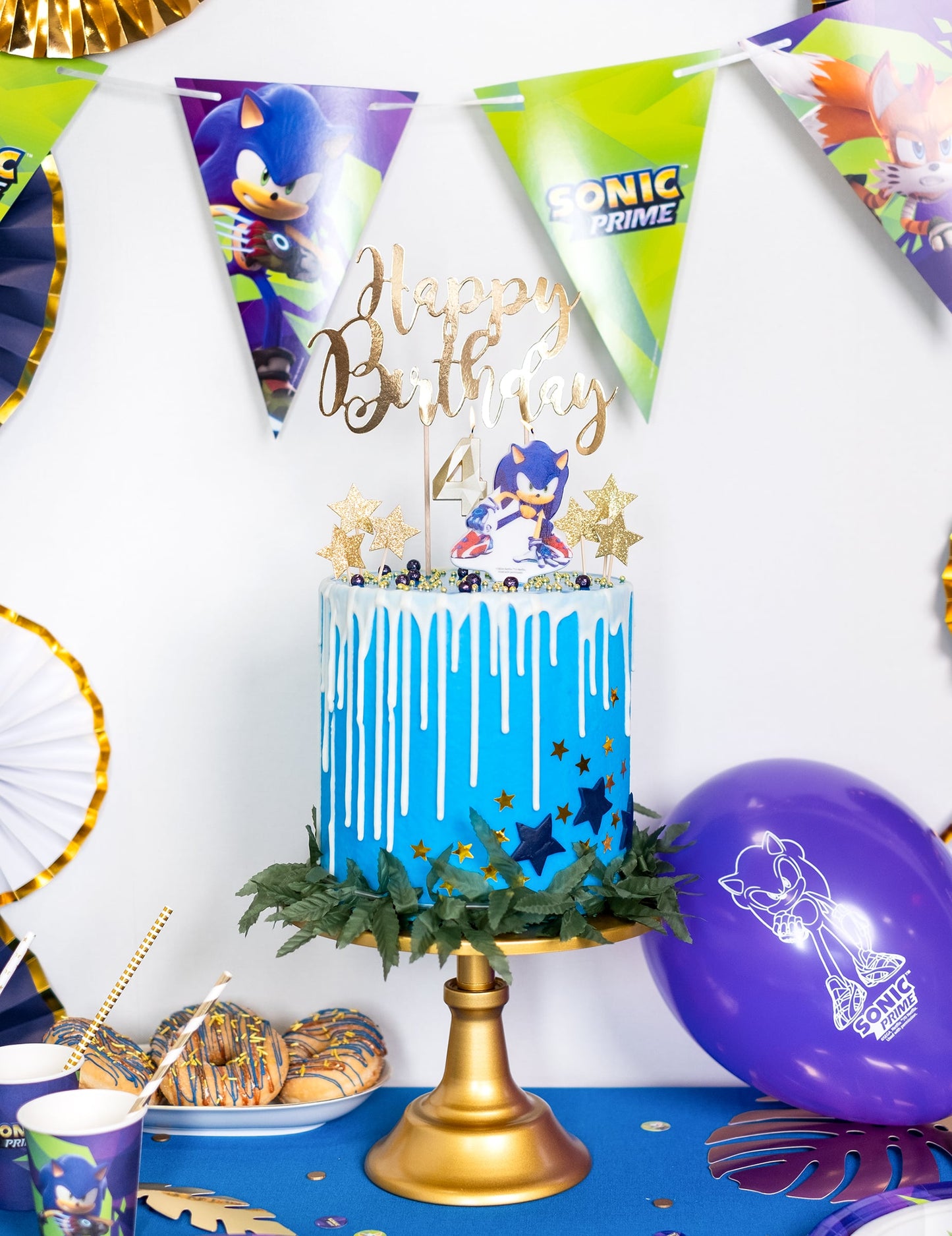 Mise en situation dans une décoration de fête de la bougie d'anniversaire Sonic Prime