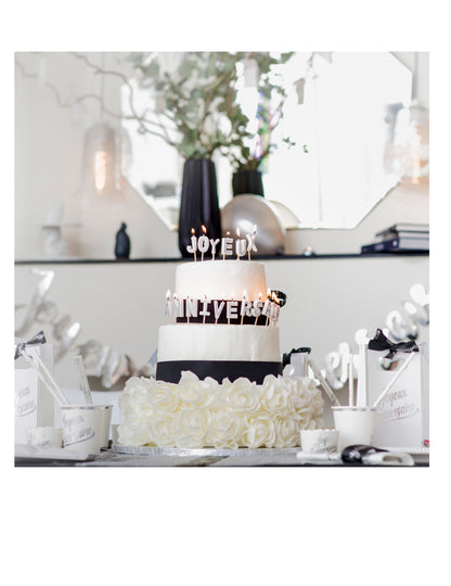 Mise en situation sur un gâteau des bougies joyeux anniversaire pour fête argenté métallisé avec pics