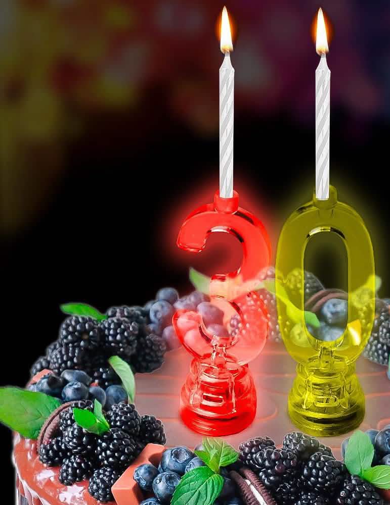 Decoratie op een taart met de verlichte LED-kaars cijfer 3