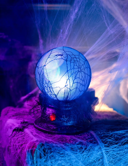 Gros plan sur l'effet lumineux bleu de la boule de cristal lumineuse et sonore Halloween