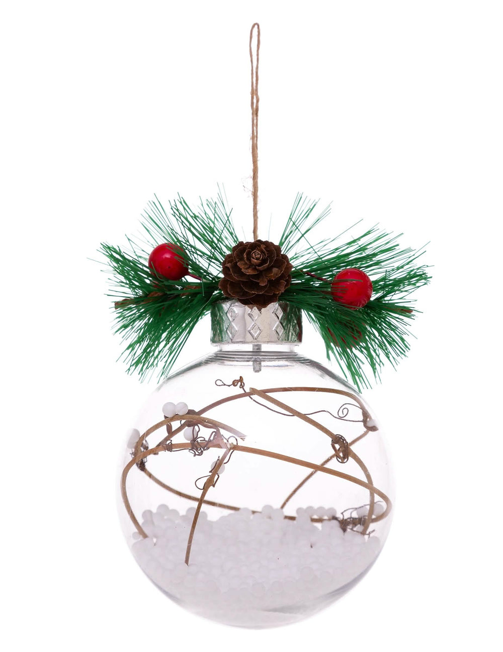 Détail du décor hivernal de la boule de Noël naturelle avec neige et sapin