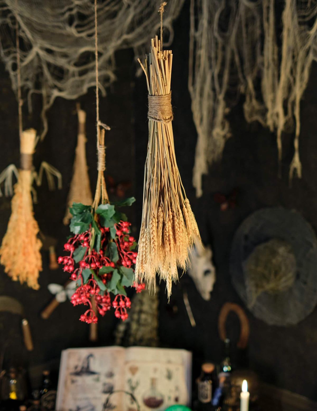 Opgehangen scenepresentatie van het natuurlijke boeket tarwearen voor decoratie