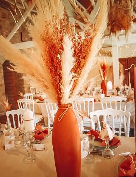 Tafelschikking met het droogboeket van terracotta brem voor oranje feestdecoratie
