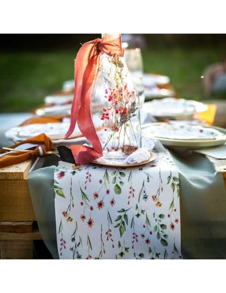 Plaatsing op een feesttafel van de fles met gedroogde bloemen voor een kleurrijk tafelstuk