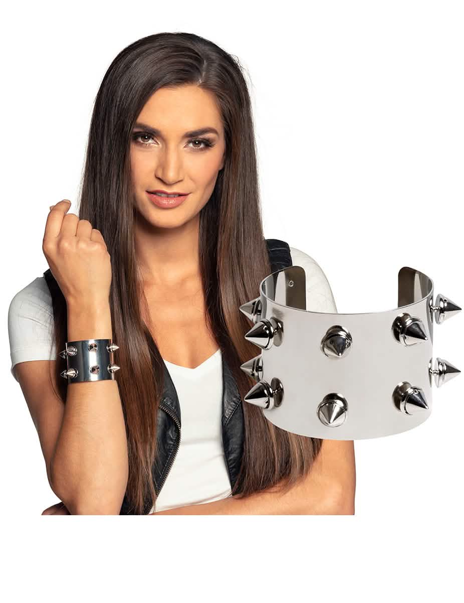 Close-up en gedragen weergave van de metalen punk armband
