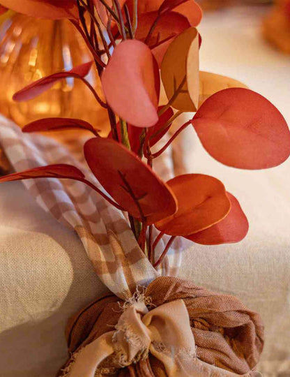Branche d'eucalyptus en mousse orange 40 cm