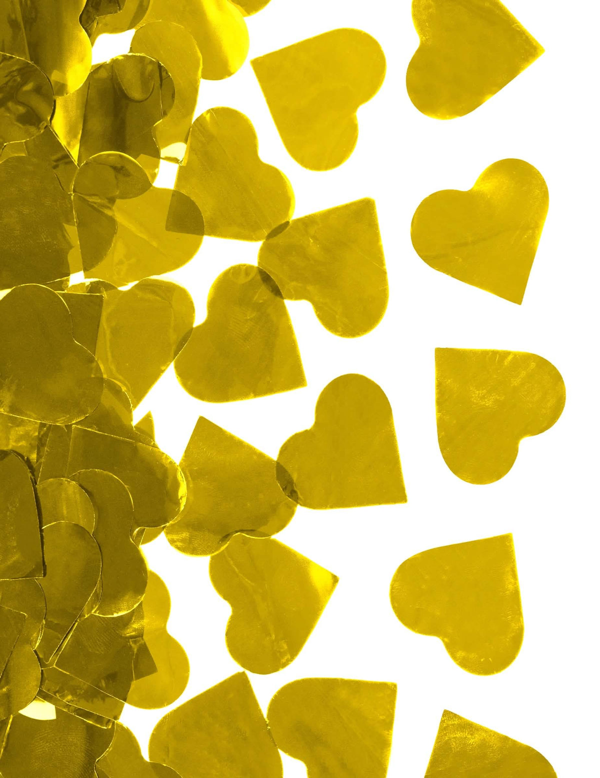 Gros plan sur les confettis du canon à confettis coeur dorés