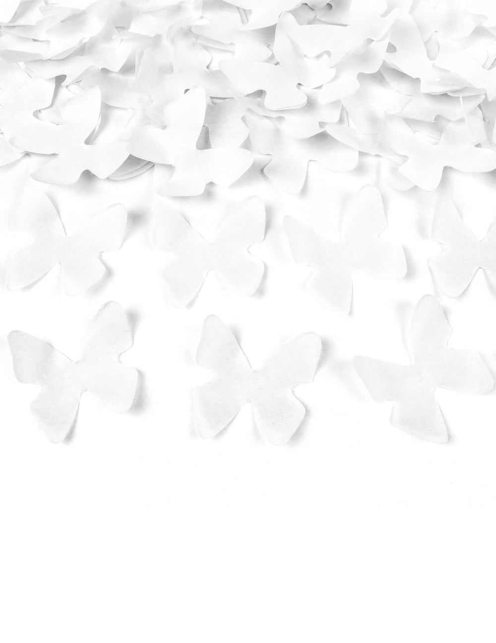Gros plan sur les confettis en forme de papillon du canon à confettis papillons blancs