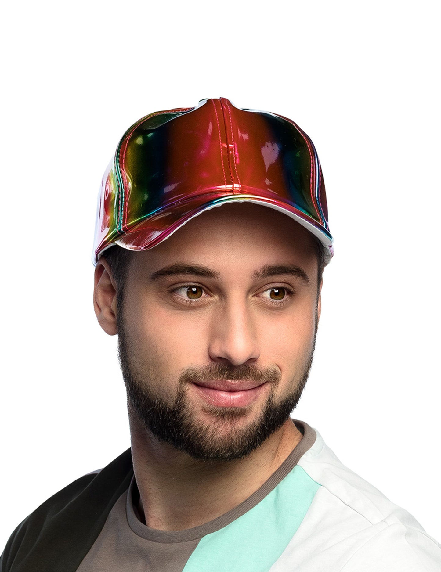 Vue de trois-quarts de la casquette multicolore iridescente