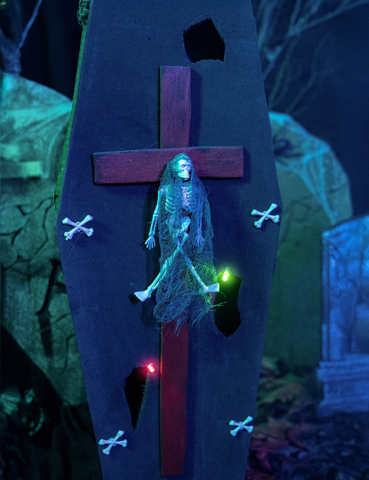 Détail du squelette et de la croix du cercueil avec croix Halloween