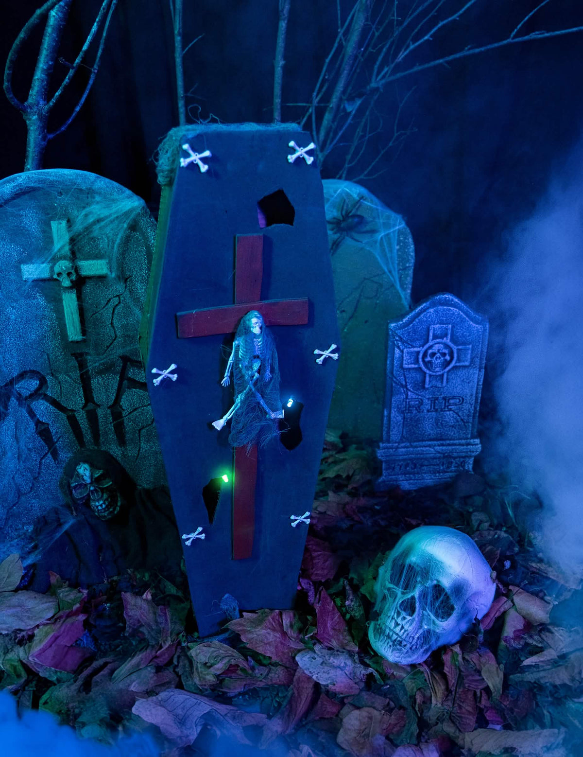 Mise en situation dans un décor de cimetière du cercueil avec croix Halloween
